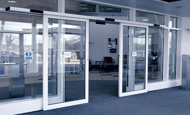 Автоматические раздвижные стеклянные двери — применение привода Baterfly