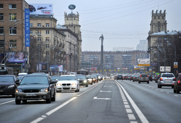 Вид на Ленинский проспект в районе Нескучного сада