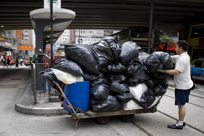 Гонконг завалило мусором
