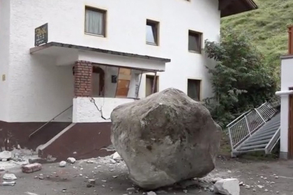 Огромный валун рухнул на жилой дом с 200-метровой высоты