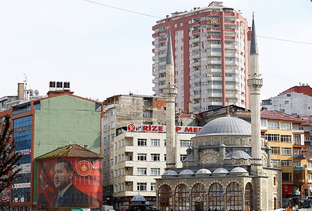 A huge portrait of Turkish President Tayyip Erdogan surrounds a building in Rize on the Black Sea coast, Turkey, April 3, 2017. Picture taken April 3, 2017. 