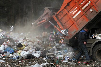 Из квартиры россиян силой вывезли полторы тонны мусора