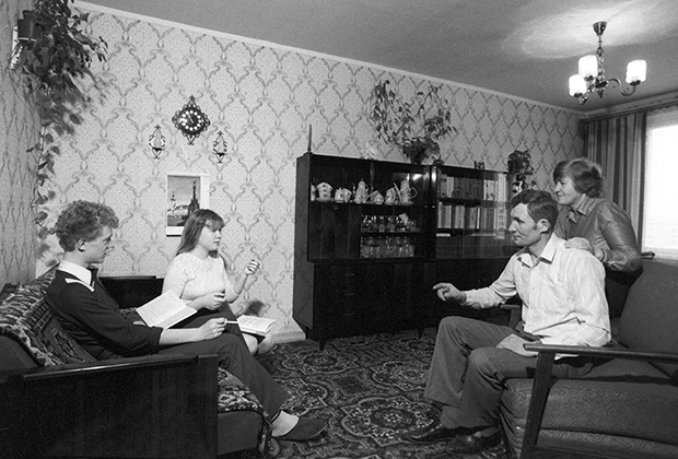 Бригадир электромонтажников домостроительного комбината №1 у себя дома, Москва, 1985 год