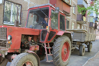 Из квартиры россиянки силой вывезли несколько тракторов мусора