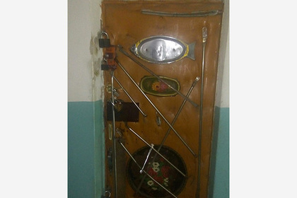 Дверь в квартиру жителя Челябинска развеселила пользователей сети