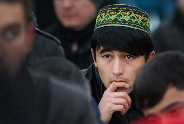 Мусульмане во время молитвы в день праздника жертвоприношения Курбан-байрам в московском районе Южное Бутово