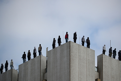 На крыше лондонского небоскреба установили антисуицидальные статуи