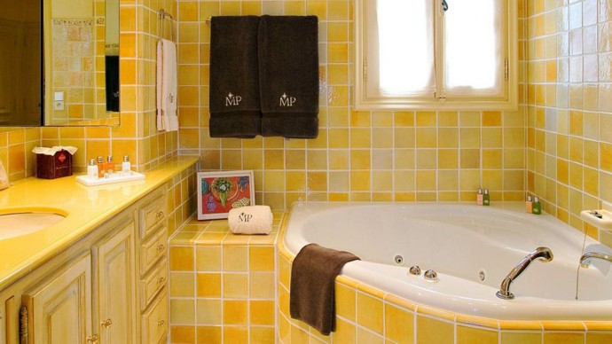 Интерьер желтой ванной